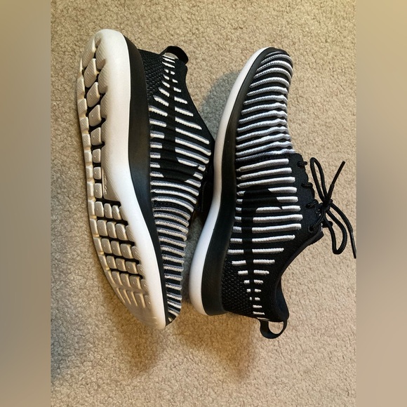 Women’s Nile Shoes Size 6US - Picture 3 of 5